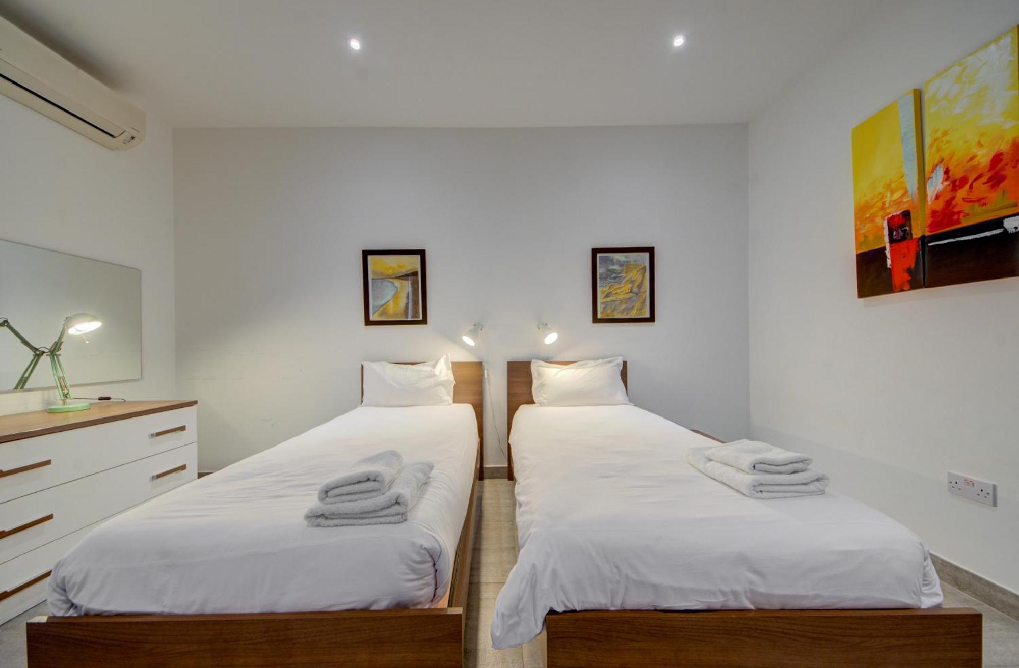 סיינט פול ביי Top Floor Apt With Common Pool Close To All Amenities מראה חיצוני תמונה